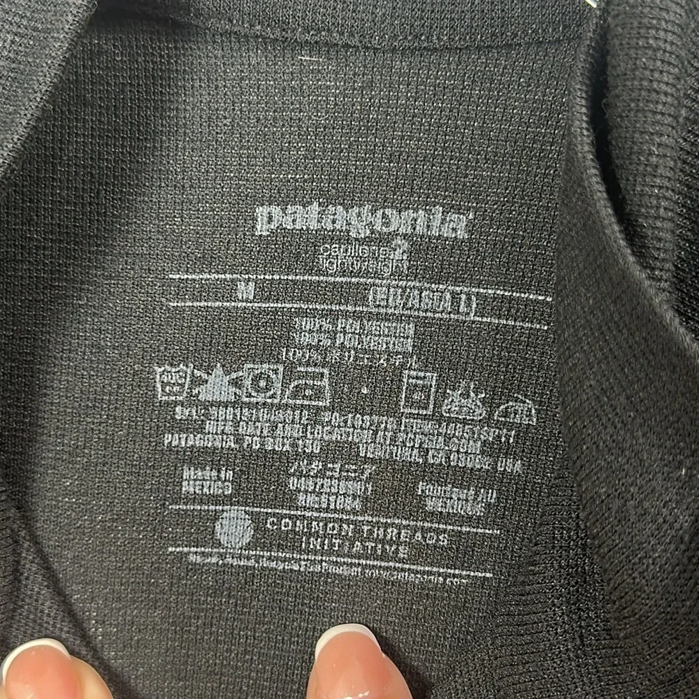 Patagonia Men’s Capilene II lightweight 1/4 zip jacket size medium.Black